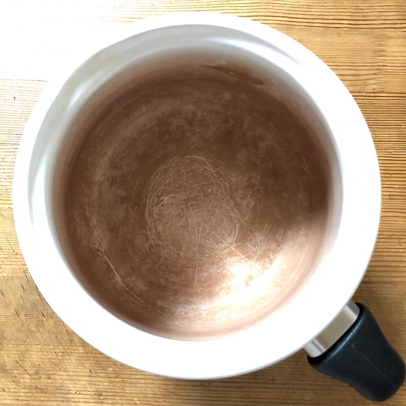 ホーロー鍋の焦げや汚れも重曹で煮て綺麗に。そのパワーに驚愕！ - そこそこ書くブログ