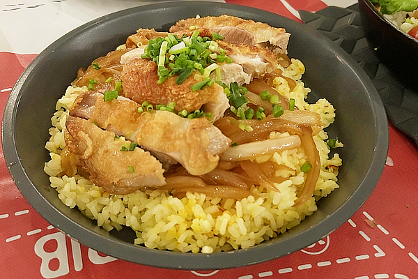 いつもの『チキンライス』を格上げするレシピ。鶏肉のうま味を引き出し、一口でハマる奥深さとコクがポイント。子供から大人まで愛される味を、どうぞ。Chickenrice