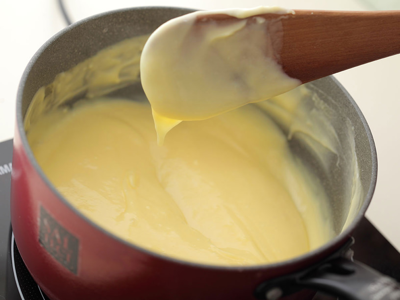 つくれぽたくさんありがとうございます！ 牛乳と寒天を混ぜて作る夢のデコレーションホイップ🎂 生クリームはもういらない笑シリーズ累計で280万回突破しました！ ありがとうございます☺️ YouTubeチャンネル料理教室のBonちゃん みてね。牛乳ホイップクリーム