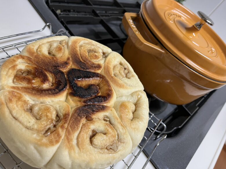 ストウブ,STAUB,ストウブレシピ,シナモンロール,パン作り,自家製パン,菓子パン,オーブン不要,発酵,口コミ,レビュ