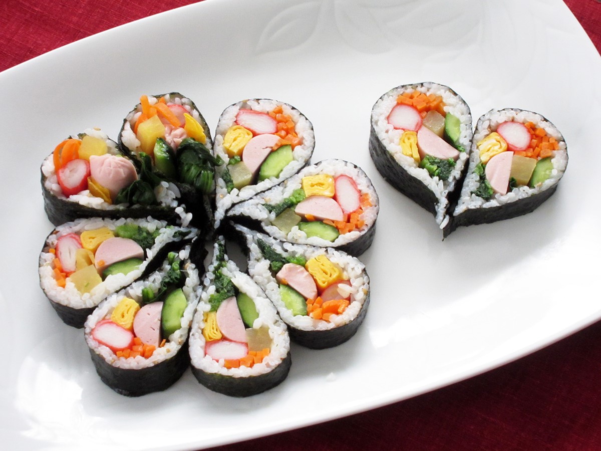 韓国の海苔巻きキンパのレシピ。本場でよく入れる基本具材で簡単！色鮮やかにカライチ