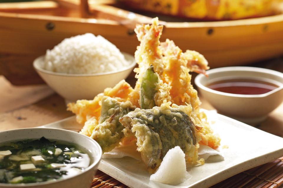 〜葉付き人参の天麩羅〜, 🥕人参と言えば根の部分しか, 見た事ないと言う方は多い気がします, 根の部分の栄養を吸い上げるのを,防ぐ為に切り離されて, 流通もほとんどないですが, 実はすごく美味しい野菜です, 付け合わせに子持ちししゃもと天麩羅で, 無くなり次第終了になります,ぜひご賞味ください👨‍🍳, 無くなり次第で終了になります, 🌙月桜🌸では, 季節の食材をとりいれ,