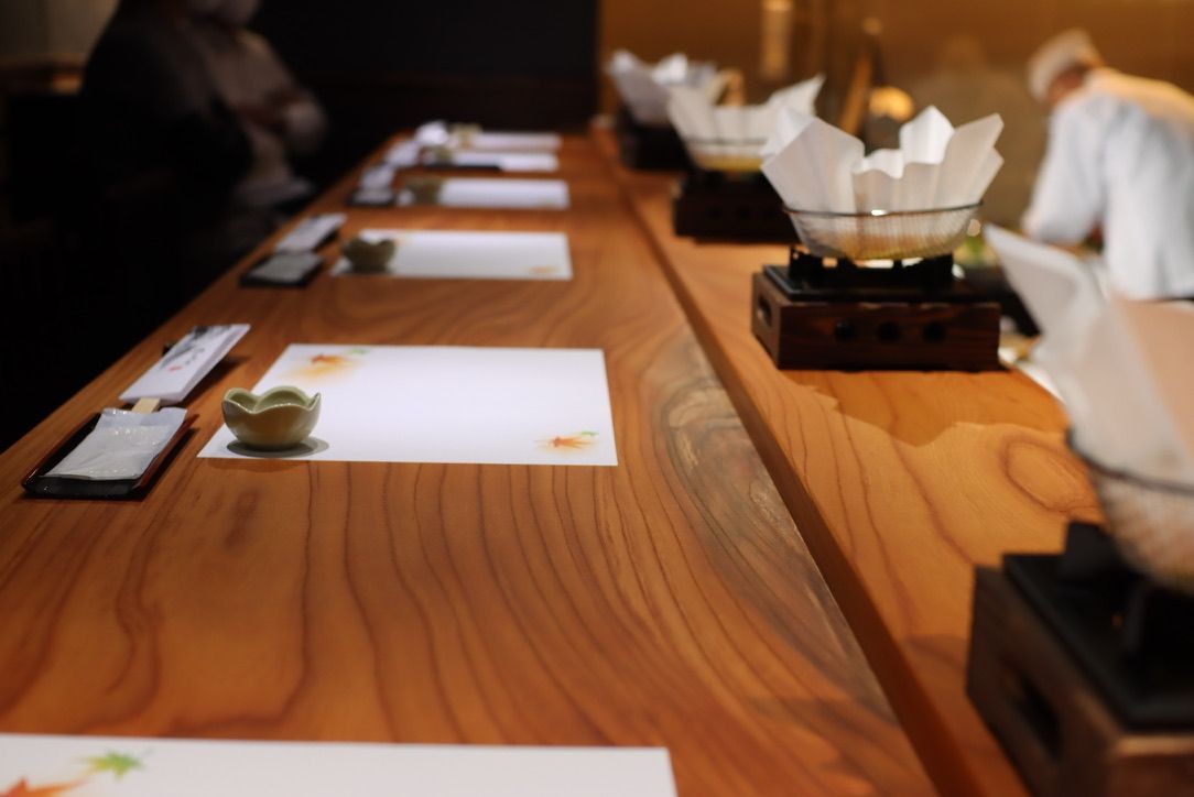 一枚板カウンター製作販売 都内寿司店ヒノキ無垢カウンター製作開始一枚板専門店 榎本銘木店