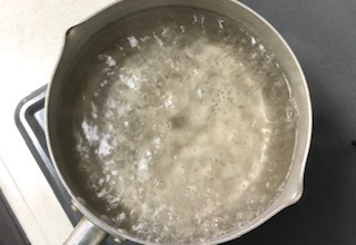 水は1cmでOK！フライパンで作る半熟ゆで卵 - macaroni