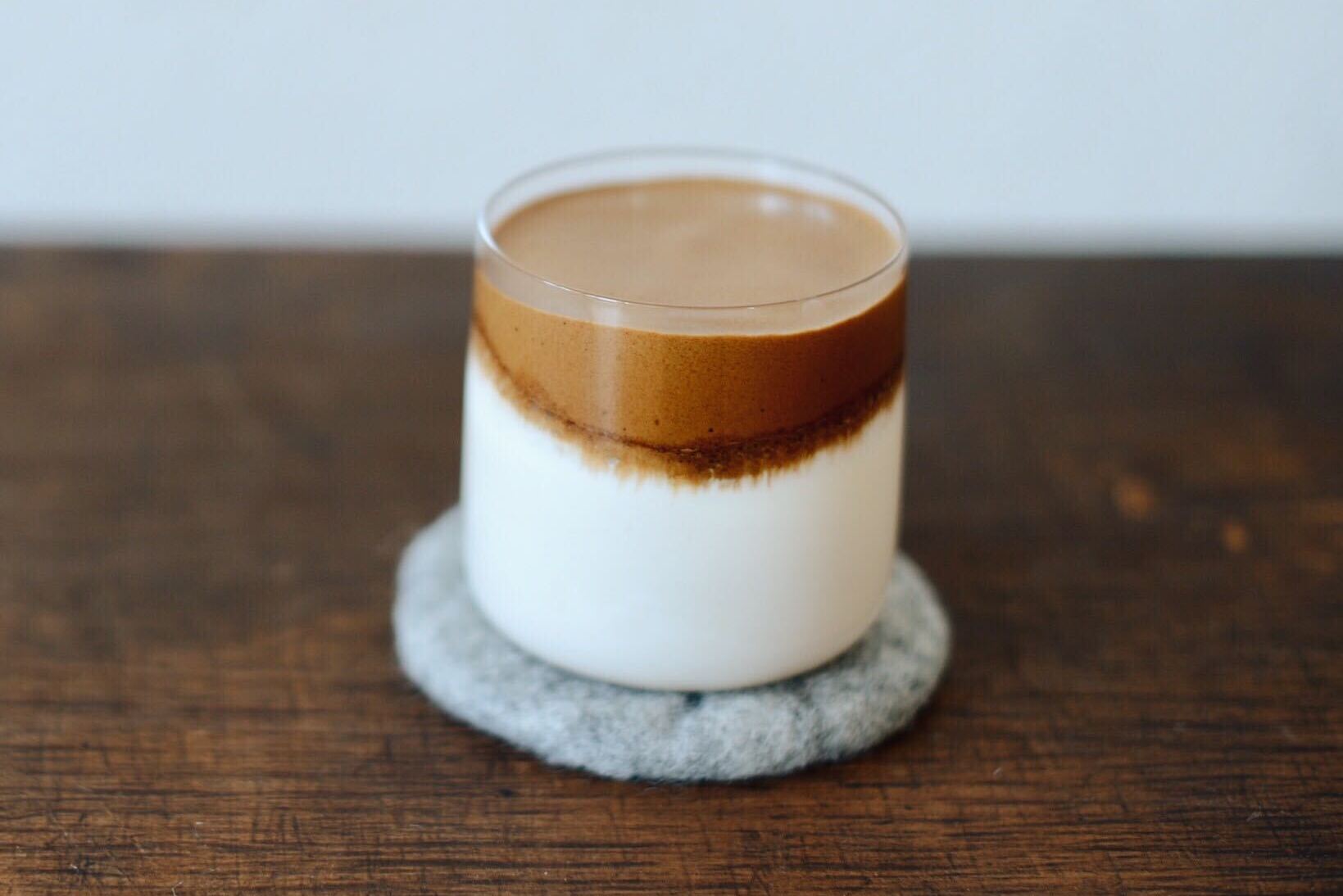 ホイップクリーム珈琲舎のだのコーヒーには、ミルクではなく、 「ホイップクリーム」をお出ししています。 植物性油脂を一切使わない 納得の行く生クリームを探し求めてたどりついた、 南九州産の100％純生クリームをホイップし、 氷を敷いた容器で冷やした状態でお