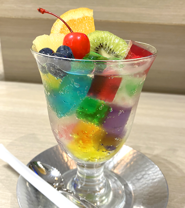 青い光が幻想的 喫茶ソワレの見どころやメニュー、待ち時間は？ひでさんぽ