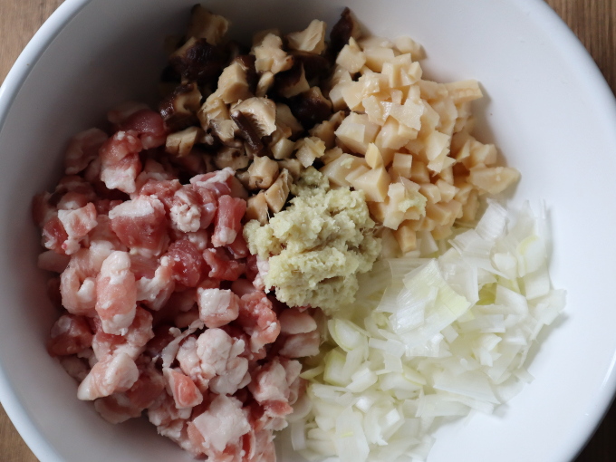 手作り肉まん 皮もちもち中具材たくさん 大きくボリュームたっぷり 無添加 本格的に