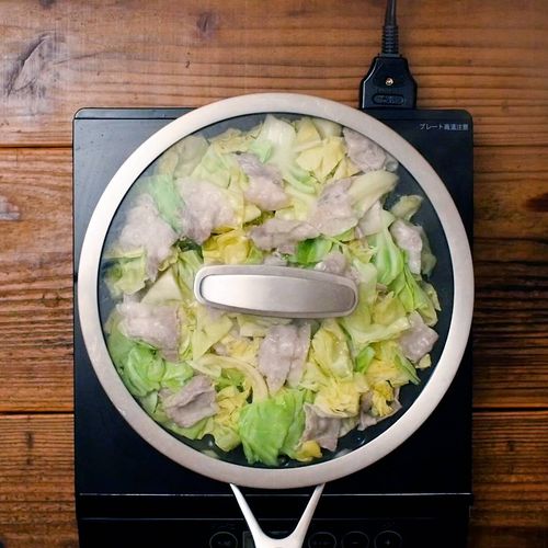 モランボン 公式. ＼Mizukiさんの豚バラキャベツのフライパン蒸しキャベツたっぷり！材料を入れて8分蒸すだけ！ かんたんに作れる「 フライパン蒸し」のご紹介♪ 「ジャン 焼肉生だれ 熟成コチュジャン辛口」で作るたれをかけてご飯がすすむ味わいに。Instagram