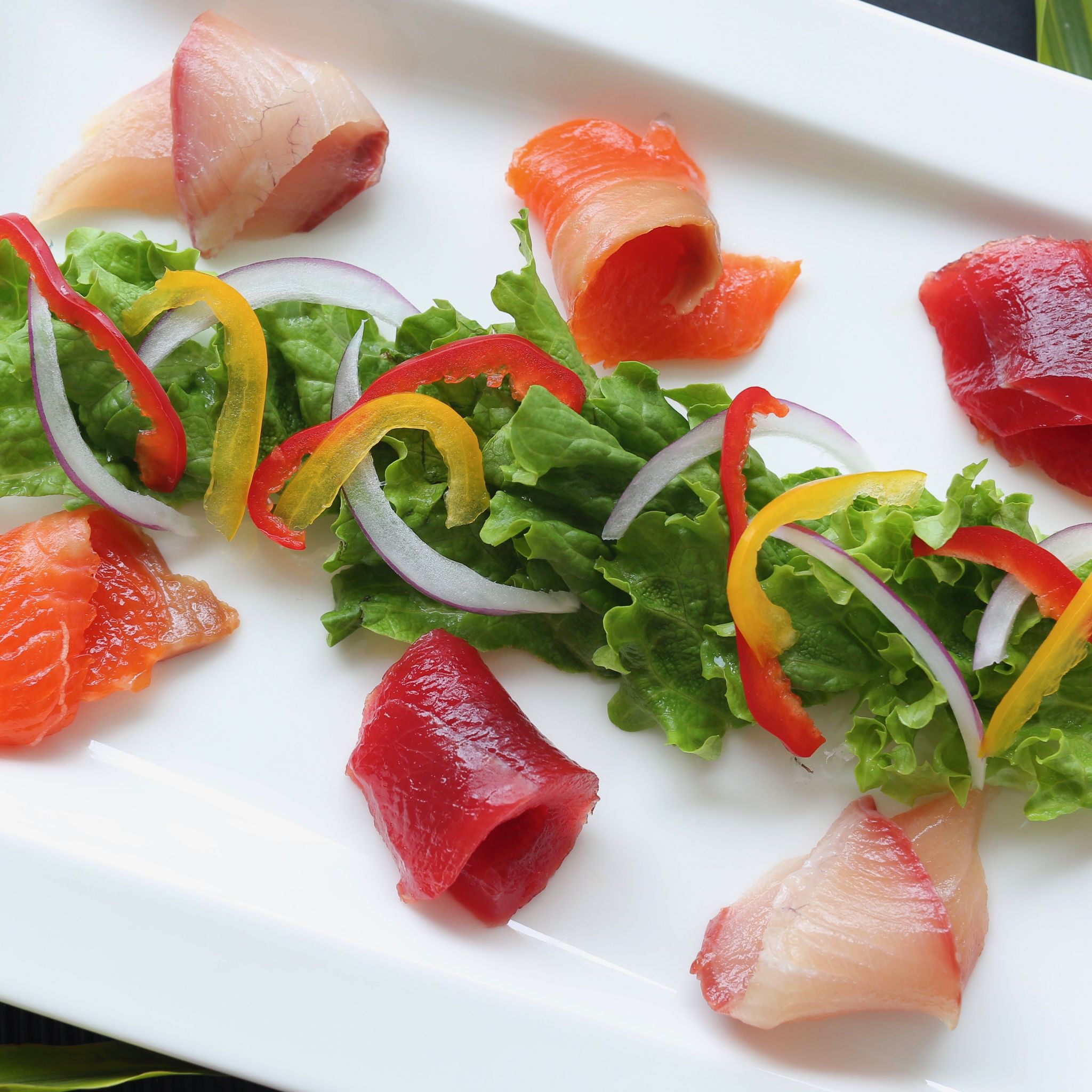 マグロの刺身の切り方と上手な盛り付け方！ 正月は美味しいマグロでちょっと贅沢！ - YouTube