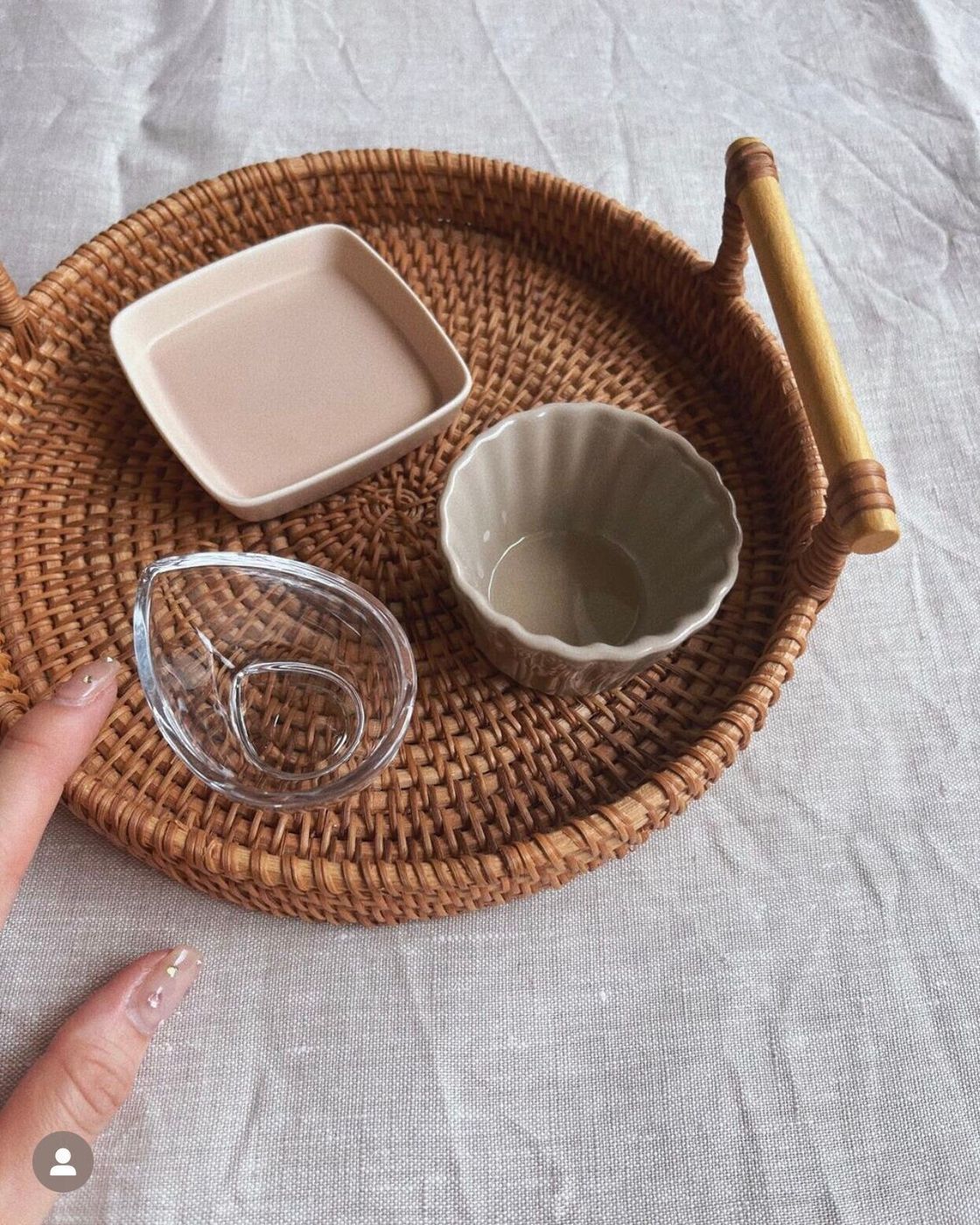 _ 離乳食よく使った器たち👶🏻🥣 長男の時から可愛いセリアの豆皿も集めたけど なんだかんだ深めで すくいやすいのが良きでした🫶🏻 もうすぐ 離乳食後期、３回食が始まるよꔛ つかみ食べの勢いがすごそうなので シリコン皿 買い足す予定🫡 ♥︎ ．離乳食離乳食食器