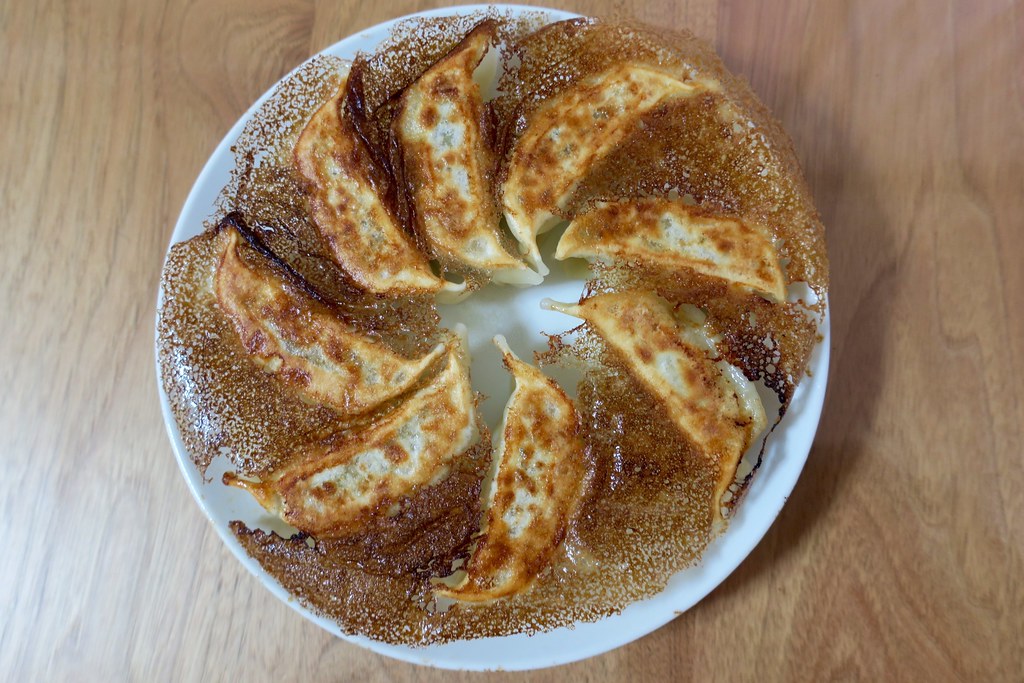 焦がさずパリッと！失敗しない 餃子の焼き方 サクサクの羽根作りのコツも♪ 2ページ目キナリノ