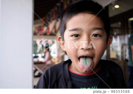 かき氷を食べて青く染まった舌の写真・画像素材-Snapmart スナップマート