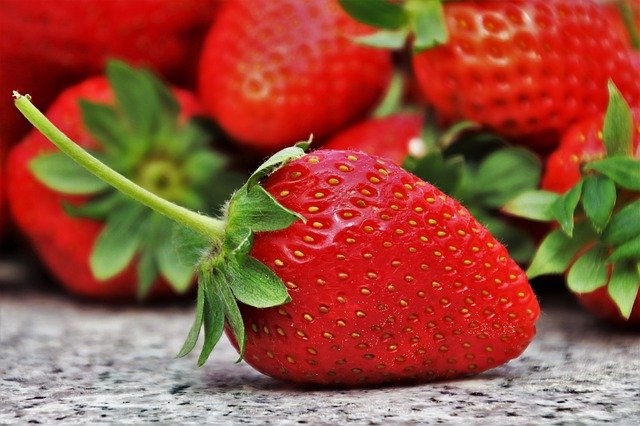 🍓いちごの薔薇🍓, イチゴもカービングできるんですか？？という, ご質問をよくいただくので、, 今日はカッティング 包丁でカット ではなく,カービングナイフを使って, しっかり彫刻✨カービングしてみました♪, ⁡, いちごは柔らかくて傷みやすいので、,出来るだけ設置面を少なく優しく持って、, ナイフも滑らせるように使うのがポイント✨, ⁡, 外の赤さと中へ向かうにつれ白くなる,