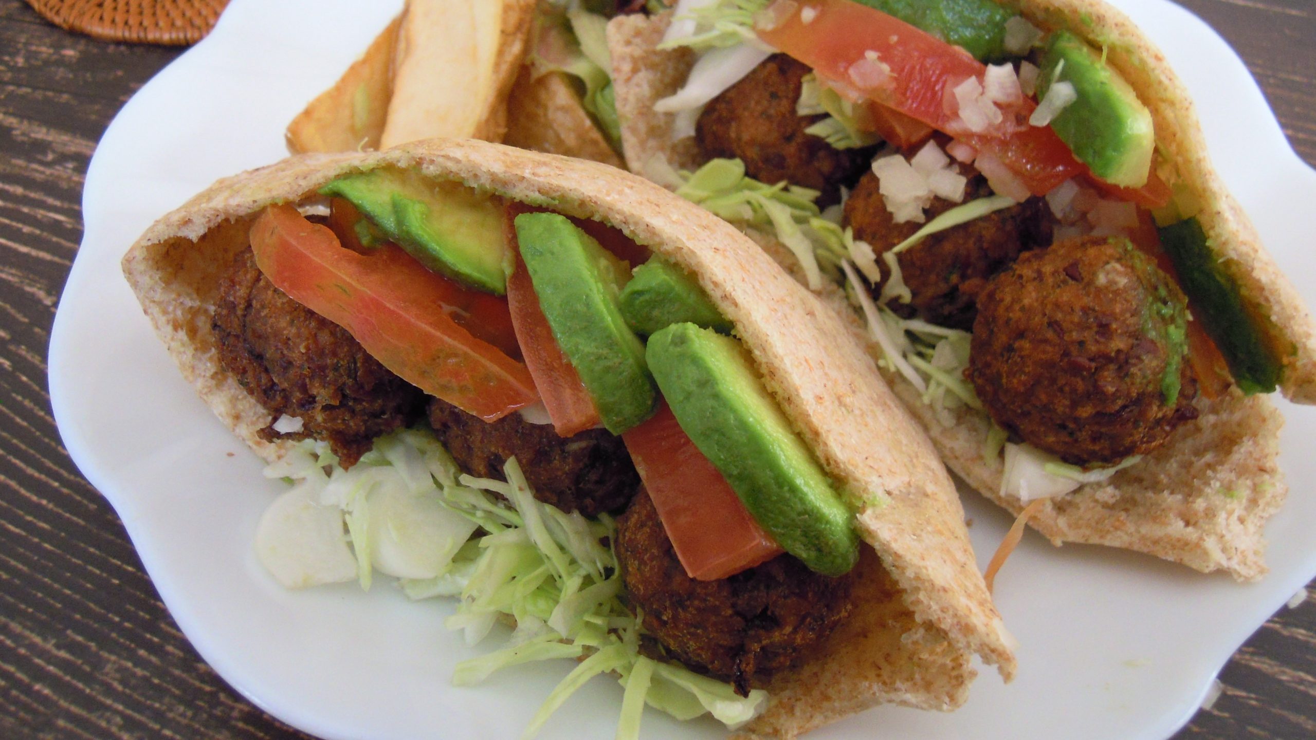 10種類の野菜のファラフェルサンド」 ファラフェルはひよこ豆でつくった団子のこと - えん食べ