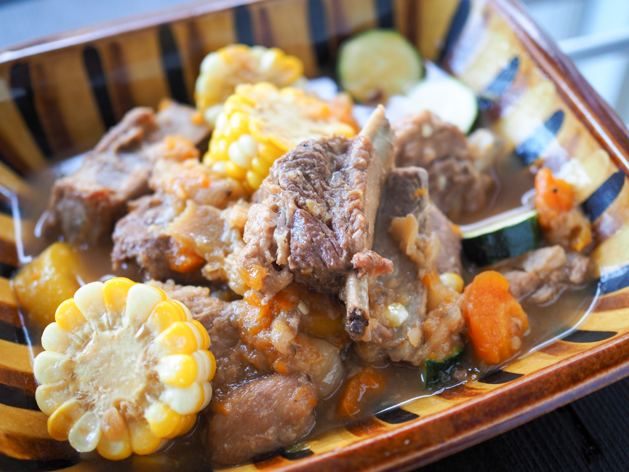 yayoi共働きのおうちごはん簡単調理！スペアリブのトマト煮込み🍅 スペアリブの煮込みがどうしても食べたくて安売りしてたトマト缶と一緒に煮込んでみたの！ 表面を焼いて、圧力鍋に任せて5分加圧、あとはちょっと煮込むだけ！ 圧力鍋のおかげで骨からお肉がぽろっ