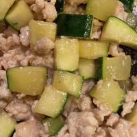 ズッキーニと鶏肉のスパイシー炒めワタナベマキ先生 @maki_watanabe 7月14日 月 放送 鶏肉とズッキーニのシンプルな炒めものですが、唐辛子とクミンのスパイシーな香りが食欲を刺激！塩、スパイスが効いてズッキーニの甘みが引き立ちます。 ☆材料2人分☆ 鶏もも肉