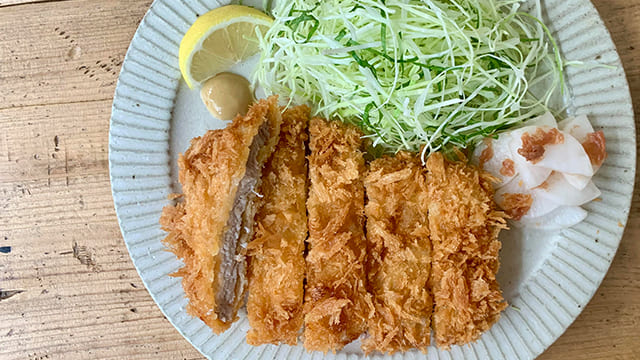 定番以外も！とんかつに合うおすすめの付け合せを一挙公開食・料理オリーブオイルをひとまわし