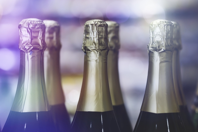 シャンパンで乾杯！心も体も高揚 泡・味・きらめき 一体となり - 日本経済新聞