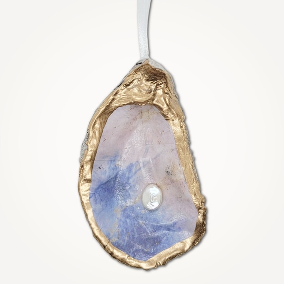 砂の上に黒真珠とカキを開きます クローズアップ — ストック写真 © NewAfrica536135682