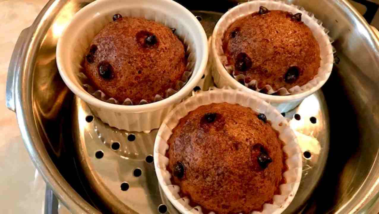 ズボラチョコチップ蒸しパン材料混ぜてチンするだけでしっとりもちもちの蒸しパンを再現！生クリームやたまごも不使用、味付けも市販品にすべてお任せで作れて超簡単なのでぜひお試しください！材料チョコアイス200mlホットケーキミックス150g 板チョコ1枚作り方①耐熱の容器にラップを敷き詰めたらチョコアイスを移し600w1分チンして溶かす※すき間がないように敷くのがおすすめ